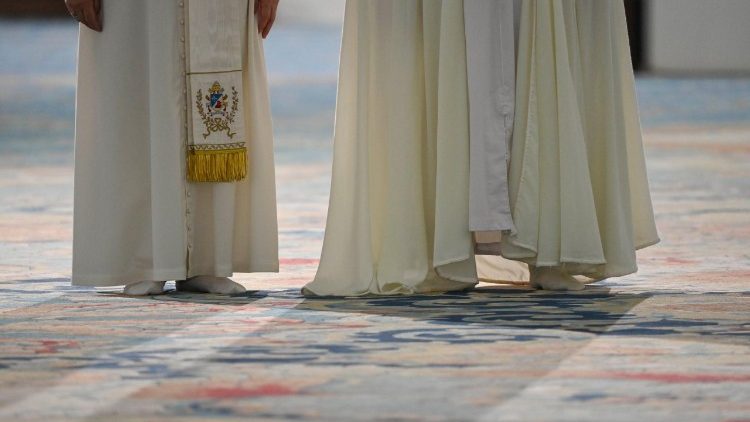 Detalhe do Papa descalço durante a visita 